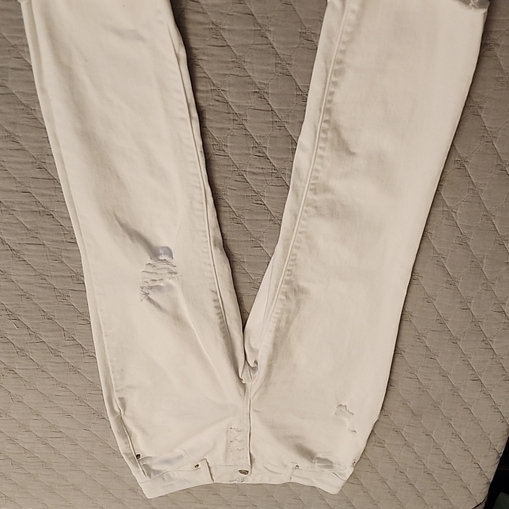 TIME AND TRU WHITE CAPRI JEANS
